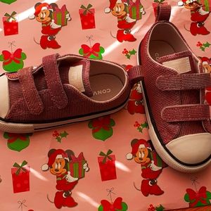 Converse toddler shoes size 9